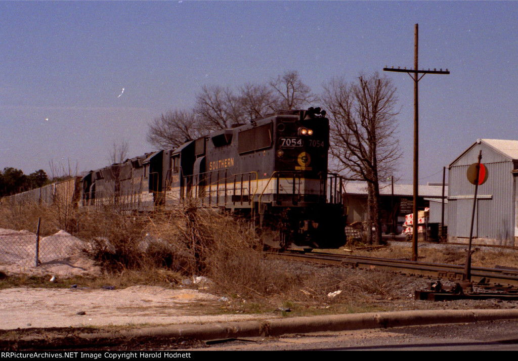 SOU 7054 leads a train westbound